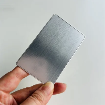 כרטיס ביקור NFC יוקרתי ממתכת NTAG215 – גימור כסף מוברש