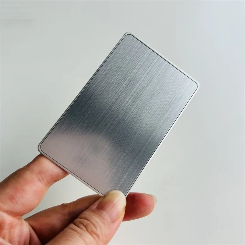 כרטיס ביקור NFC יוקרתי ממתכת NTAG215 – גימור כסף מוברש